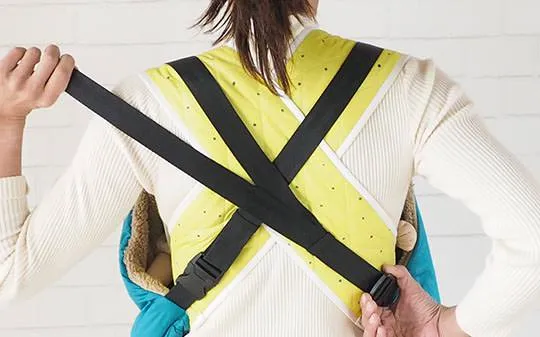 業界初のクロス型肩紐で、ずり落ちない。外れない